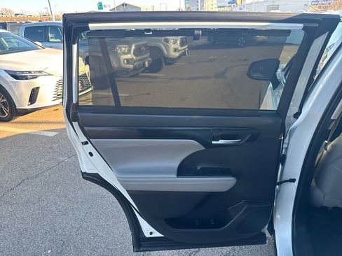 Used 2021 Toyota Highlander XLE image 44