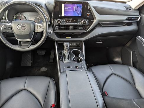 Used 2024 Toyota Highlander XLE AWD/4WD image 10