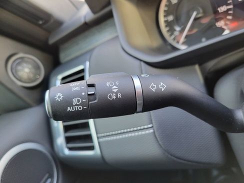 Used 2023 Land Rover Discovery Metropolitan Edition image 33