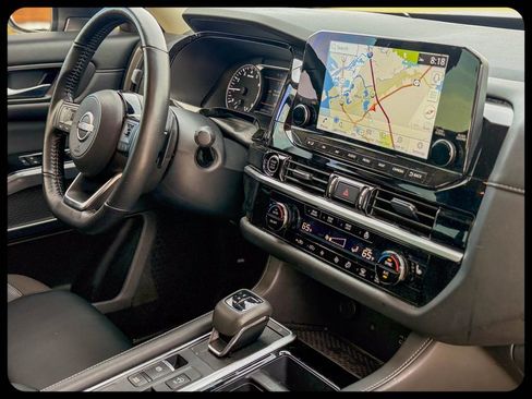 Used 2024 Nissan Pathfinder SL image 16