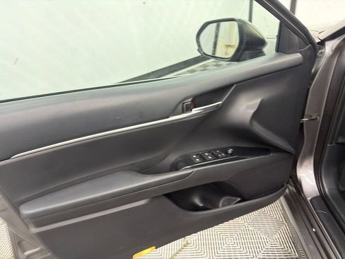 Used 2018 Toyota Camry SE FWD image 11