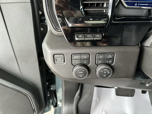Used 2025 Chevrolet Silverado 2500 ZR2 w/ Technology Package AWD/4WD image 18