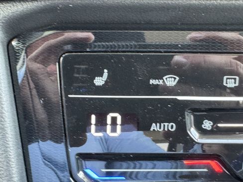 New 2025 Volkswagen Taos SE image 22