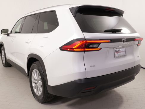 Used 2024 Toyota Grand Highlander XLE image 12