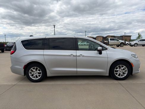 Used 2023 Chrysler Pacifica Touring-L FWD image 1
