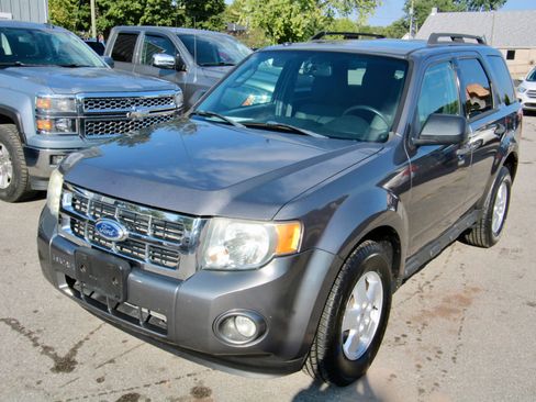 Used 2010 Ford Escape XLT image 2