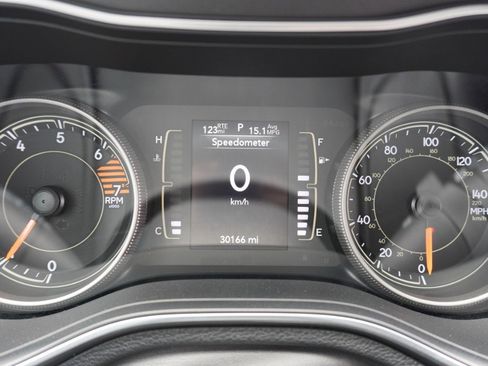 Used 2019 Jeep Cherokee Latitude Plus FWD image 15