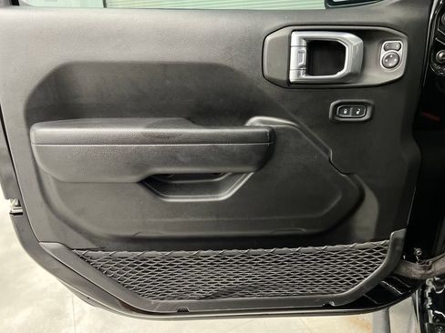 Used 2022 Jeep Wrangler Unlimited Rubicon w/ Cold Weather Group AWD/4WD image 14