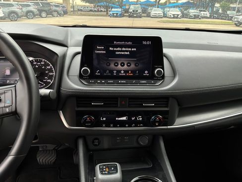 Used 2025 Nissan Rogue SV FWD image 15