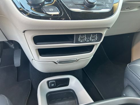 Used 2024 Chrysler Pacifica Touring-L image 22