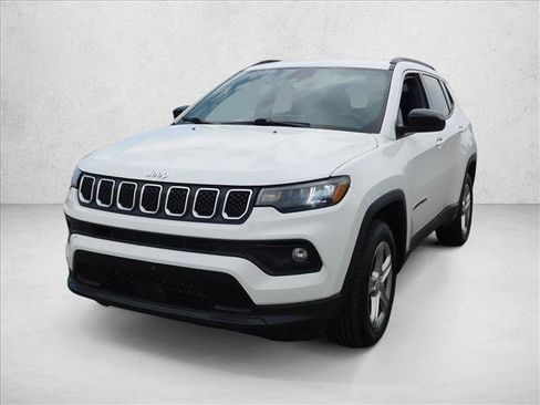Used 2024 Jeep Compass Latitude AWD/4WD image 2