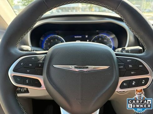Used 2023 Chrysler Pacifica Touring-L AWD/4WD image 18