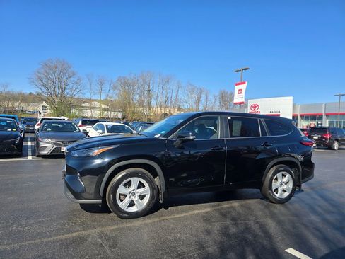 Used 2023 Toyota Highlander LE FWD image 3