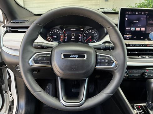 Used 2025 Jeep Compass Limited image 29