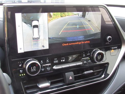 Used 2024 Toyota Highlander Limited AWD/4WD image 36