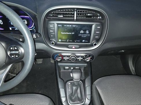 Used 2025 Kia Soul LX w/ LX Technology Package FWD image 5