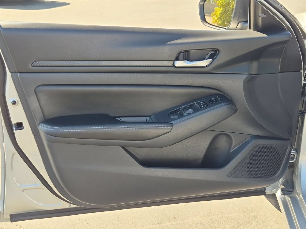 Used 2025 Nissan Altima 2.5 SV FWD image 11