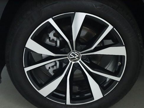 Used 2024 Volkswagen Atlas SEL Premium R-Line image 43