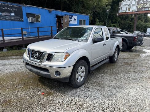 Used 2011 Nissan Frontier SV AWD/4WD image 4