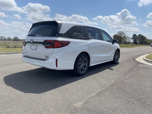 New 2026 Honda Odyssey Touring image 5