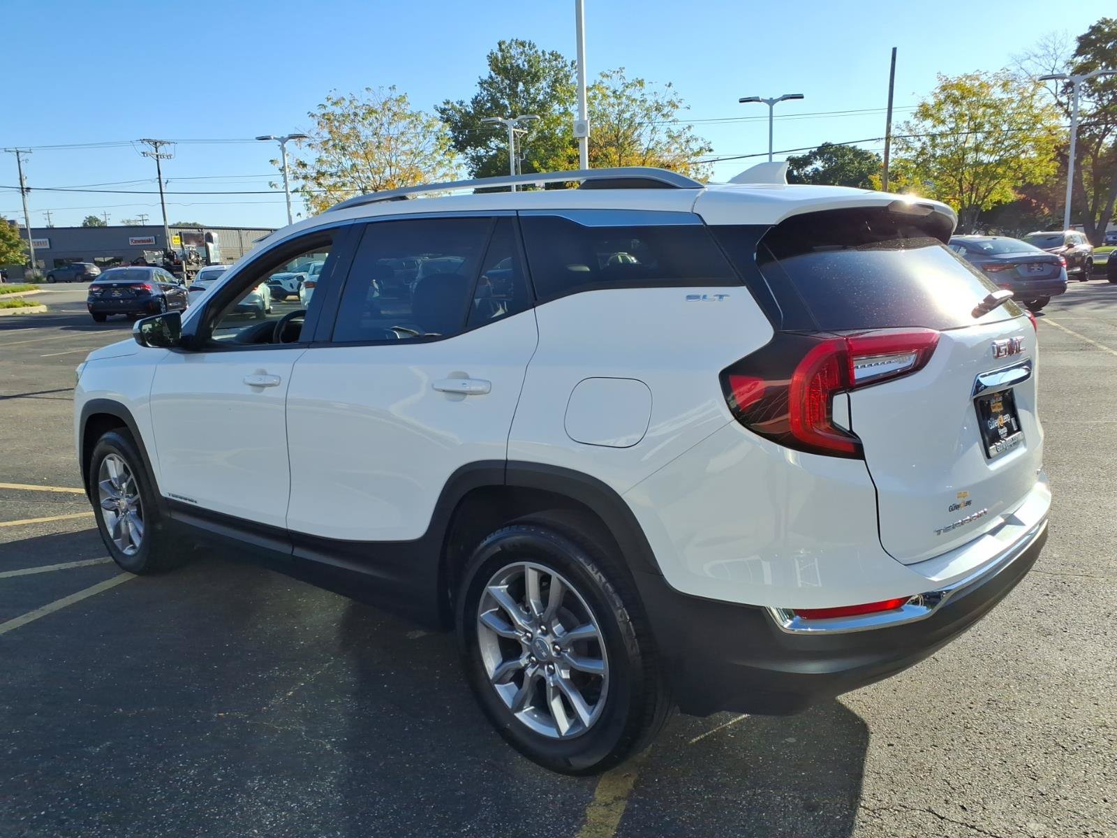 Used 2024 GMC Terrain SLT AWD/4WD image 9