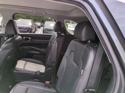 Certified 2025 Kia Sorento EX w/ Panoramic Sunroof Package FWD image 28