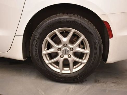 Used 2024 Chrysler Pacifica Touring-L image 35