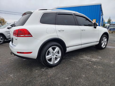 Used 2012 Volkswagen Touareg TDI image 5
