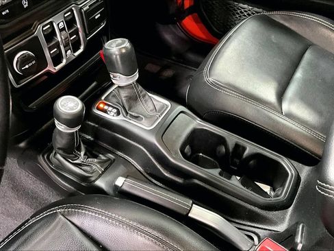 Used 2020 Jeep Wrangler Unlimited Sahara w/ Uconnect 4C Nav & Sound Group AWD/4WD image 17