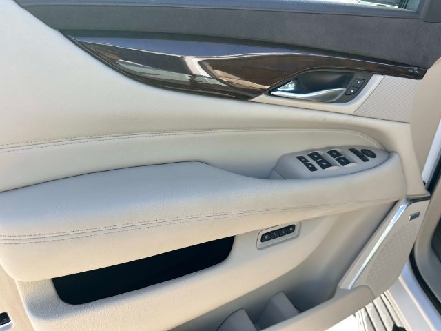 Used 2017 Cadillac Escalade ESV Luxury AWD/4WD image 15