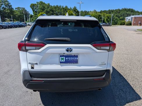 Used 2024 Toyota RAV4 LE AWD/4WD image 4