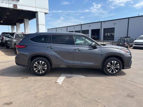 Used 2021 Toyota Highlander XLE image 6