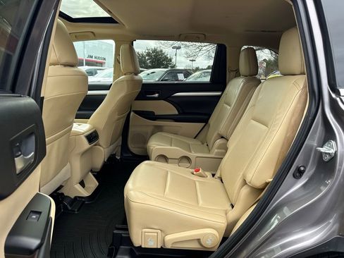 Used 2018 Toyota Highlander XLE image 16
