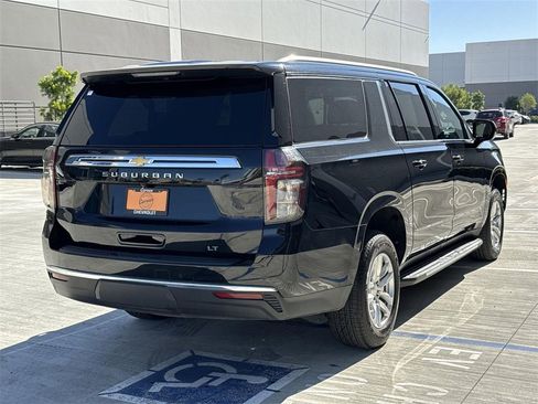 Used 2024 Chevrolet Suburban LT image 3