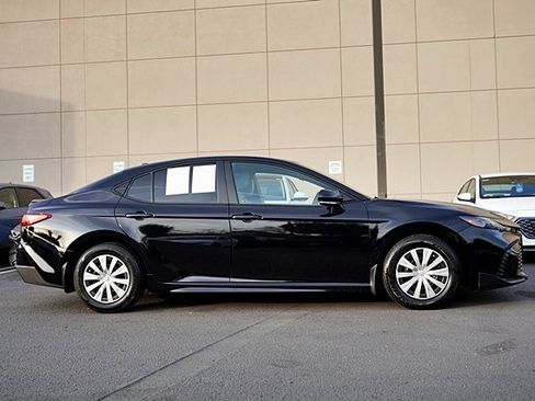 Used 2025 Toyota Camry SE image 6