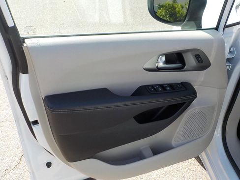 Used 2023 Chrysler Pacifica Touring-L image 18