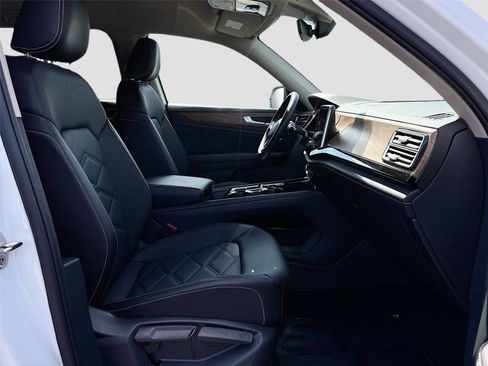 Used 2025 Volkswagen Atlas SE image 28