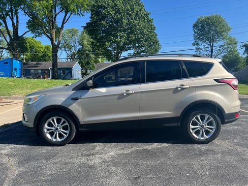 Used 2017 Ford Escape SE w/ Equipment Group 201A FWD image 2