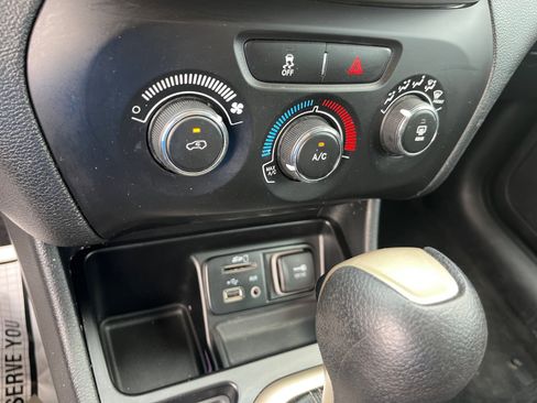 Used 2015 Jeep Cherokee Sport image 28