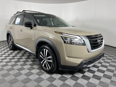 Used 2023 Nissan Pathfinder Platinum w/ Cargo Package AWD/4WD image 2