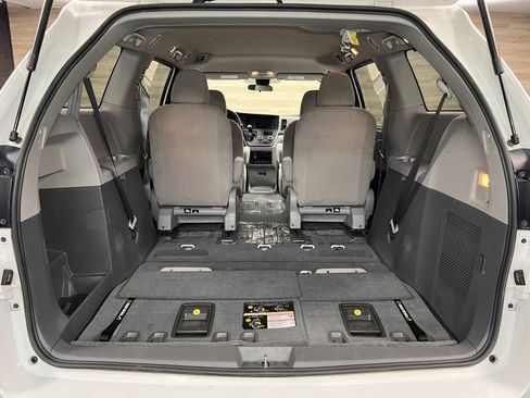 Used 2020 Toyota Sienna L image 18