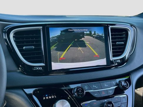 Used 2026 Chrysler Pacifica Select FWD image 13