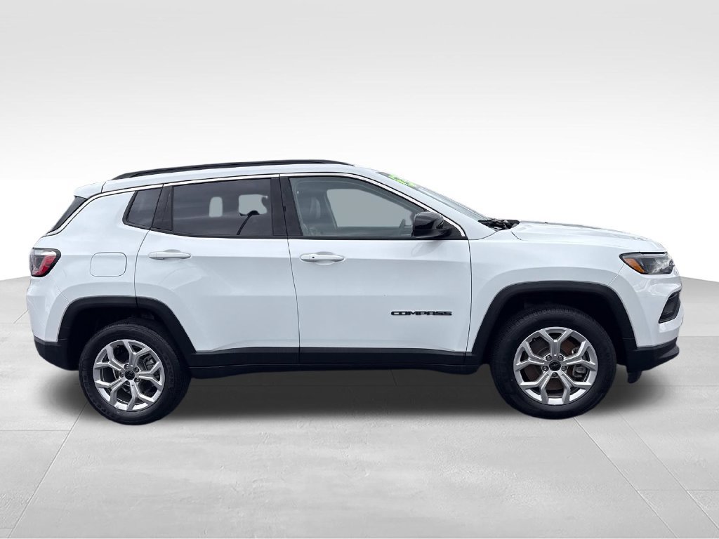 Used 2025 Jeep Compass Latitude w/ Sun & Sound Group AWD/4WD image 15