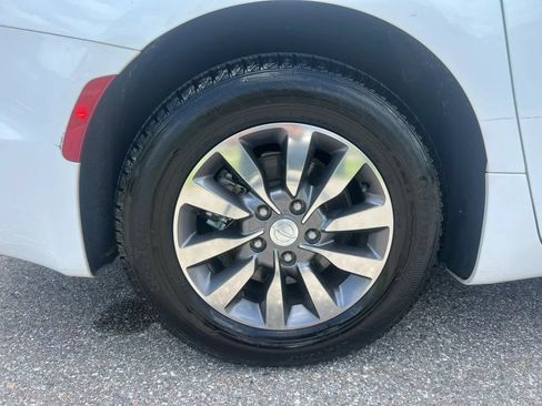 Used 2020 Chrysler Pacifica Touring-L Plus FWD image 22