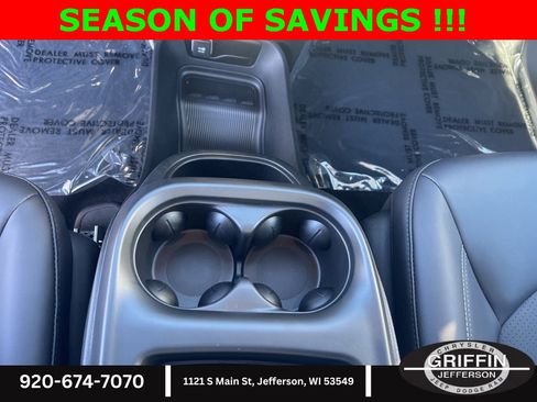 Used 2025 Chrysler Pacifica Select image 12