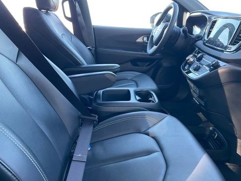 Used 2025 Chrysler Pacifica Select image 15