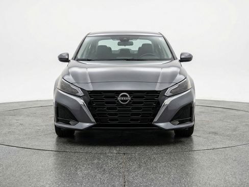 Used 2025 Nissan Altima 2.5 SV image 2