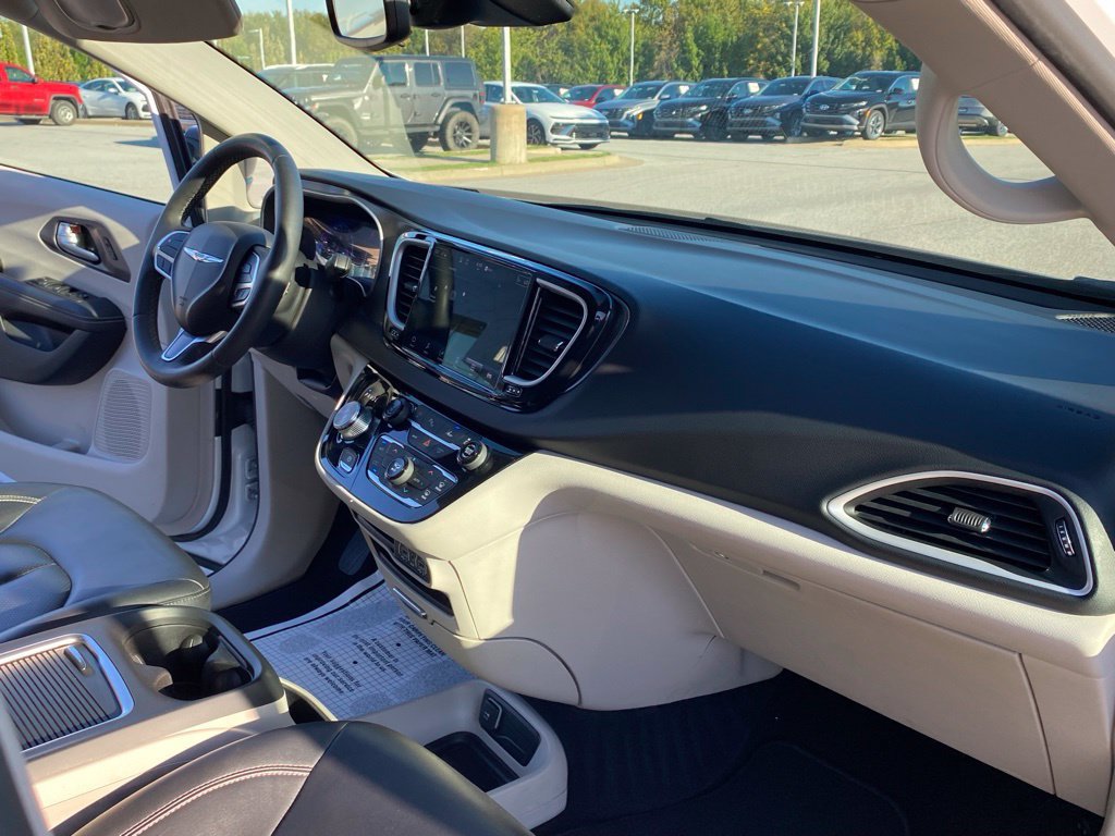 Used 2024 Chrysler Pacifica Touring-L FWD image 31