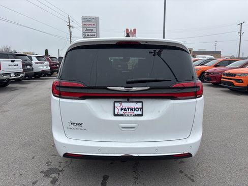 New 2026 Chrysler Pacifica Select image 4