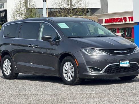 Used 2018 Chrysler Pacifica Touring Plus image 6